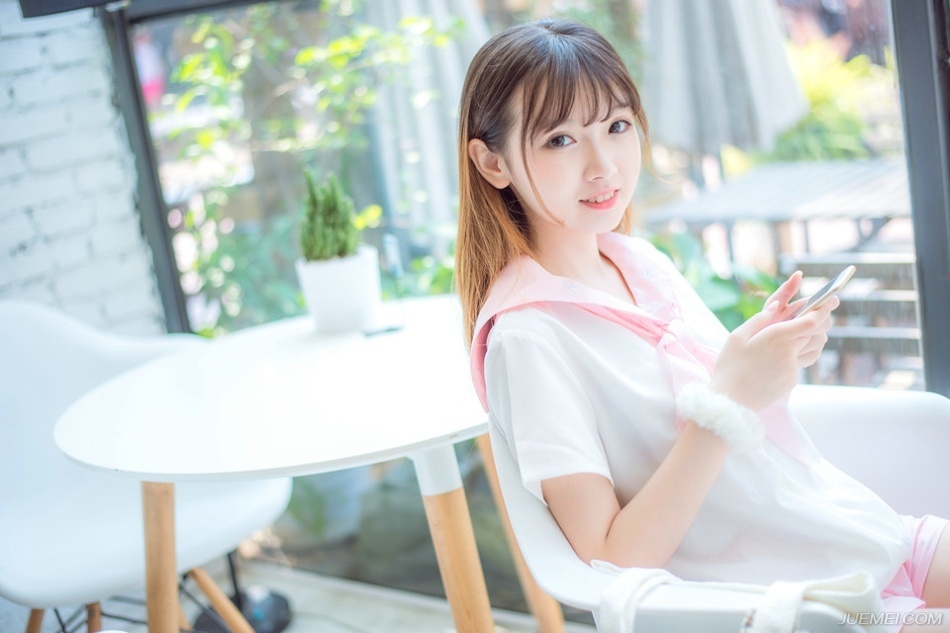 庞统点点头，邓贤、泠苞在军中威望终究不及张任，虽然如今占据了成都，成都以北皆降，但成都以南，巴郡各地将领官员却并未表态。
